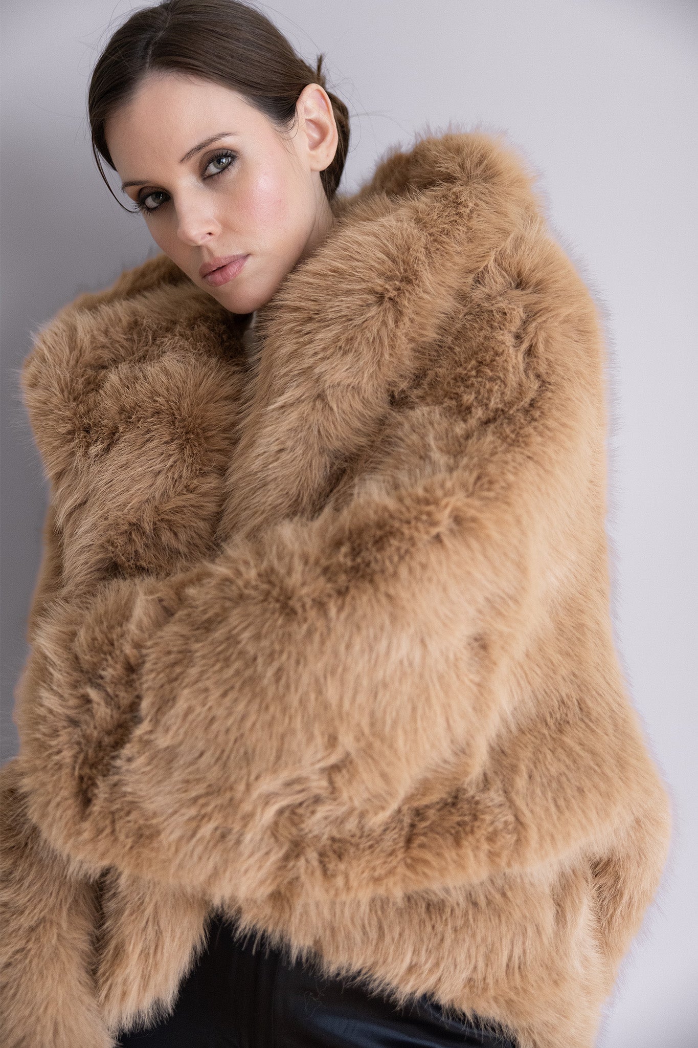 Veste Livia en fourrure camel – Silhouette oversize, capuche généreuse & élégance hivernale