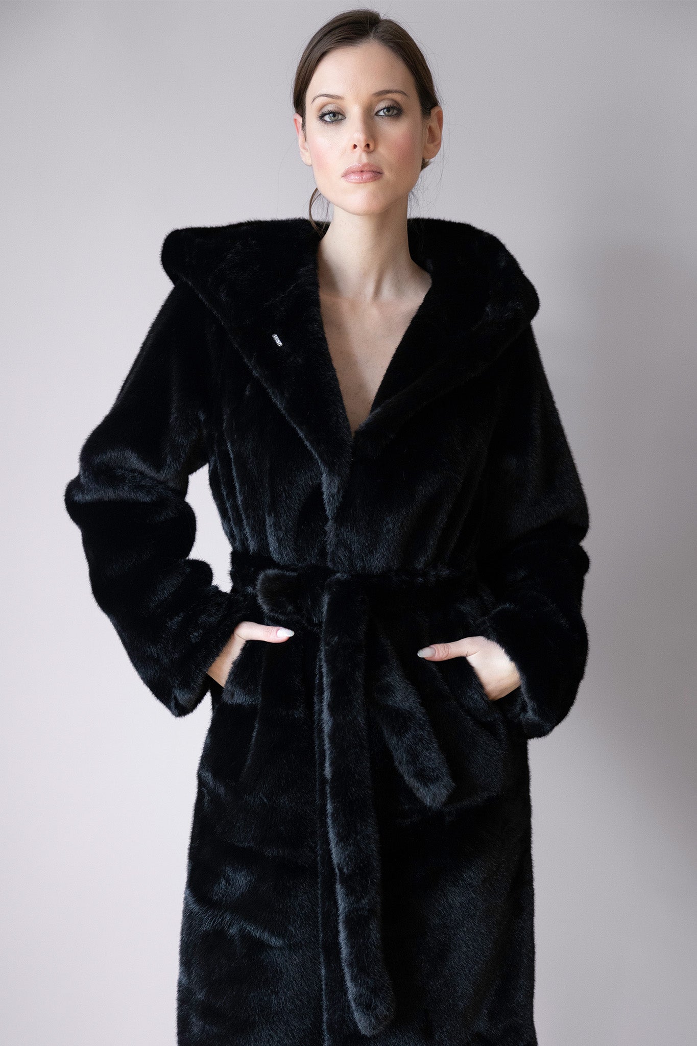 Manteau Irina en fourrure noire – Silhouette structurée, capuche généreuse & allure sophistiquée