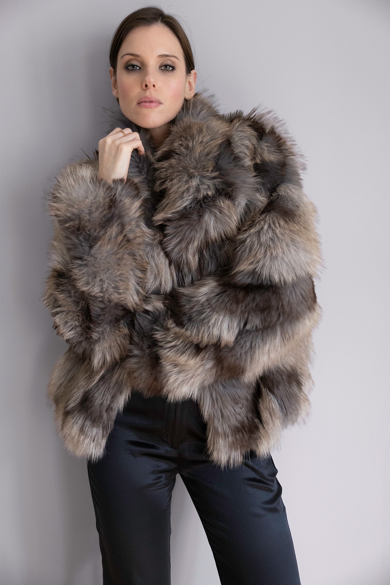 Veste Inès en fourrure brun – Silhouette structurée, jeu de nuances & élégance audacieuse