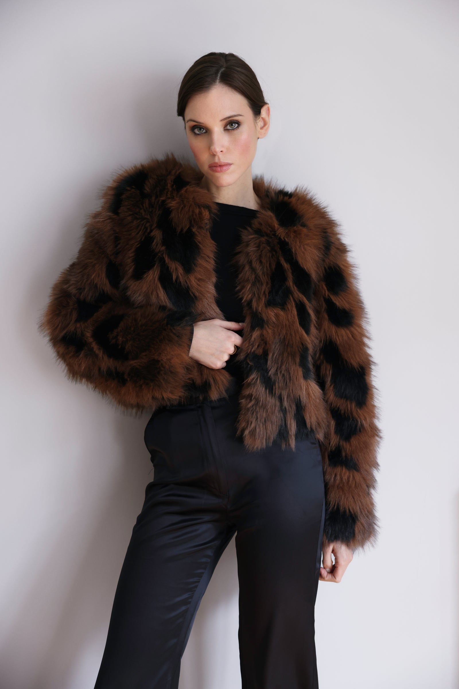 Veste Nina en fourrure brun et noir – Jeu de contrastes, silhouette structurée & élégance affirmée