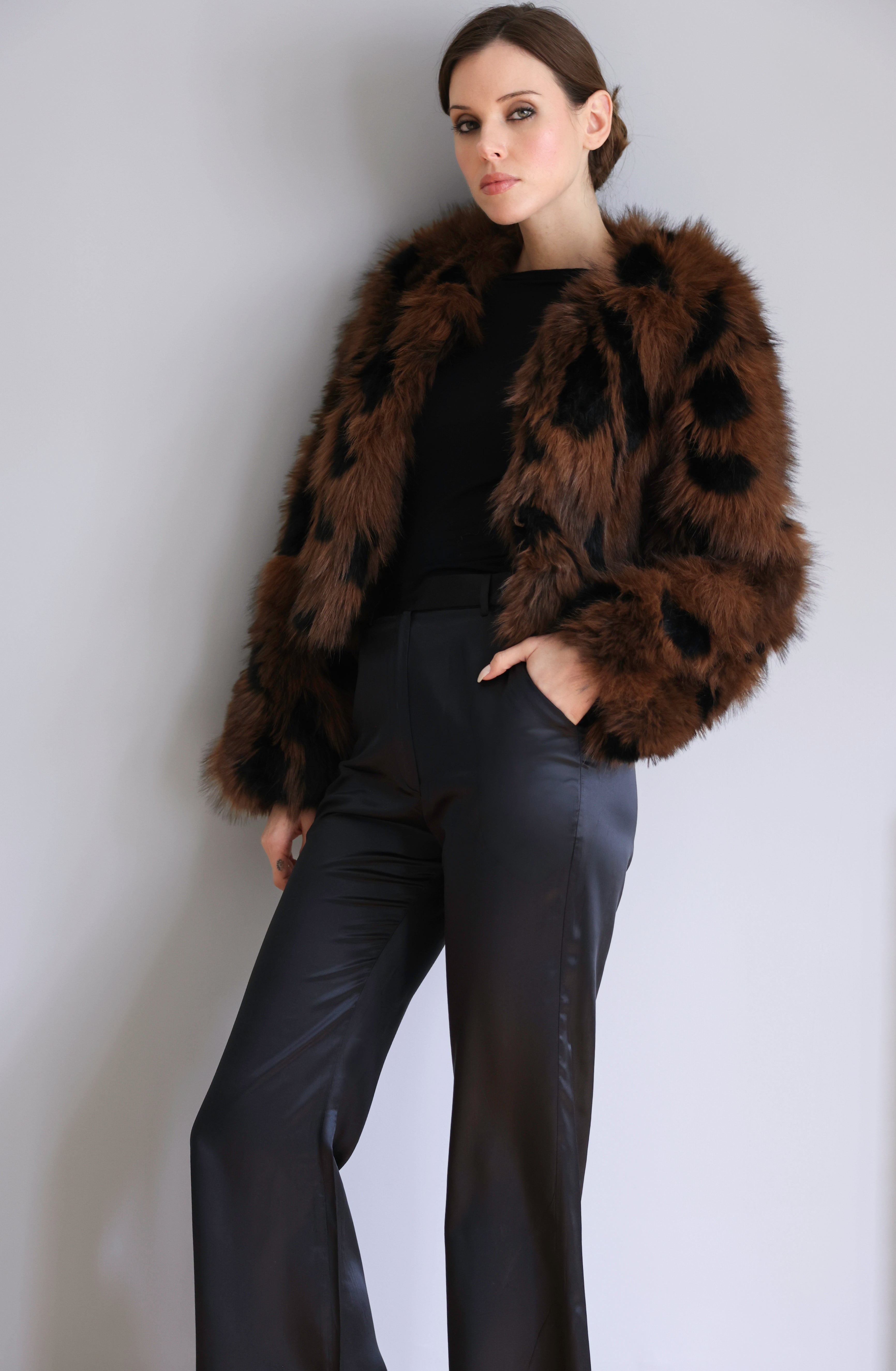 Veste Nina en fourrure brun et noir – Jeu de contrastes, silhouette structurée & élégance affirmée
