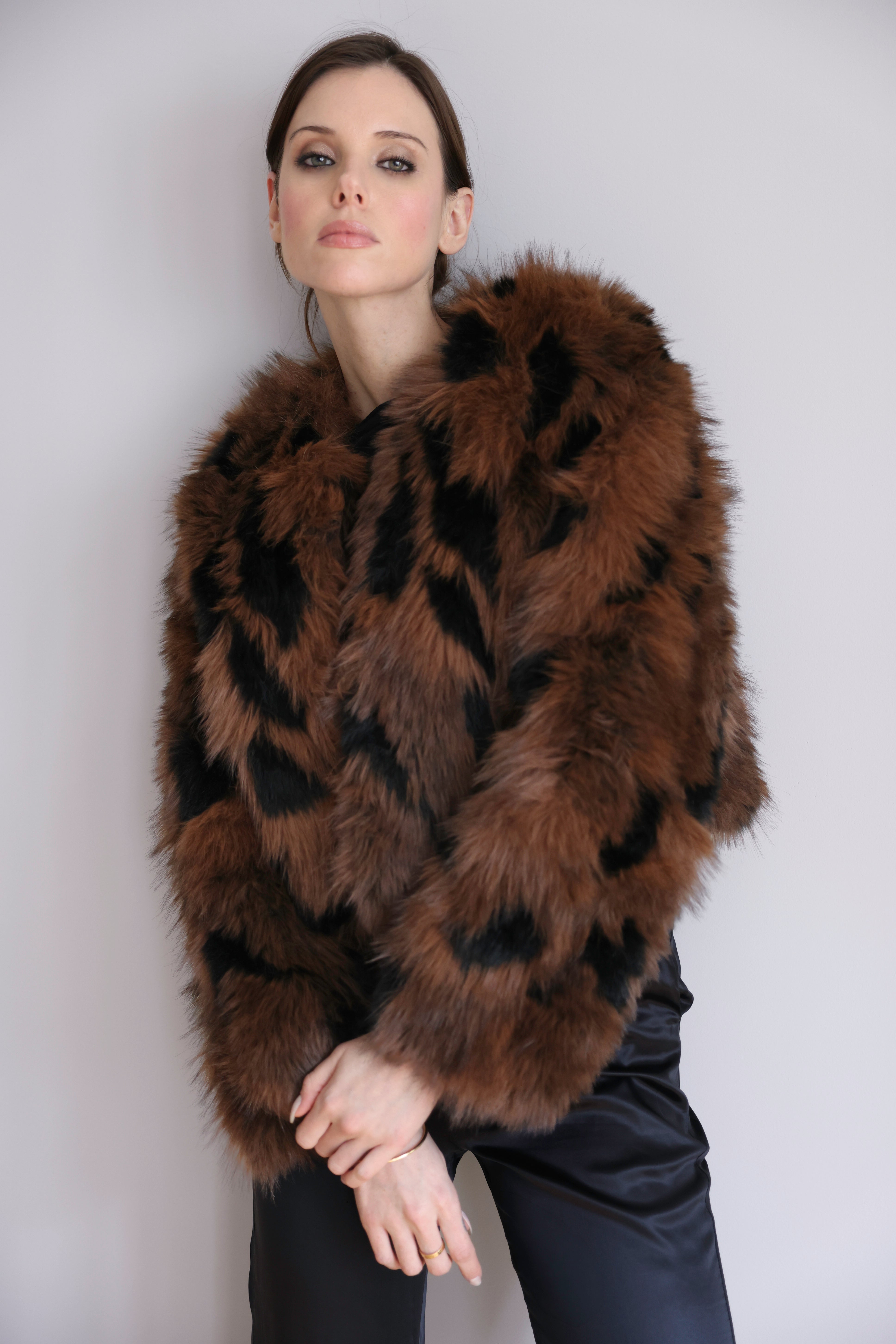 Veste Nina en fourrure brun et noir – Jeu de contrastes, silhouette structurée & élégance affirmée