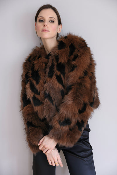 Veste Nina en fourrure brun et noir – Jeu de contrastes, silhouette structurée & élégance affirmée