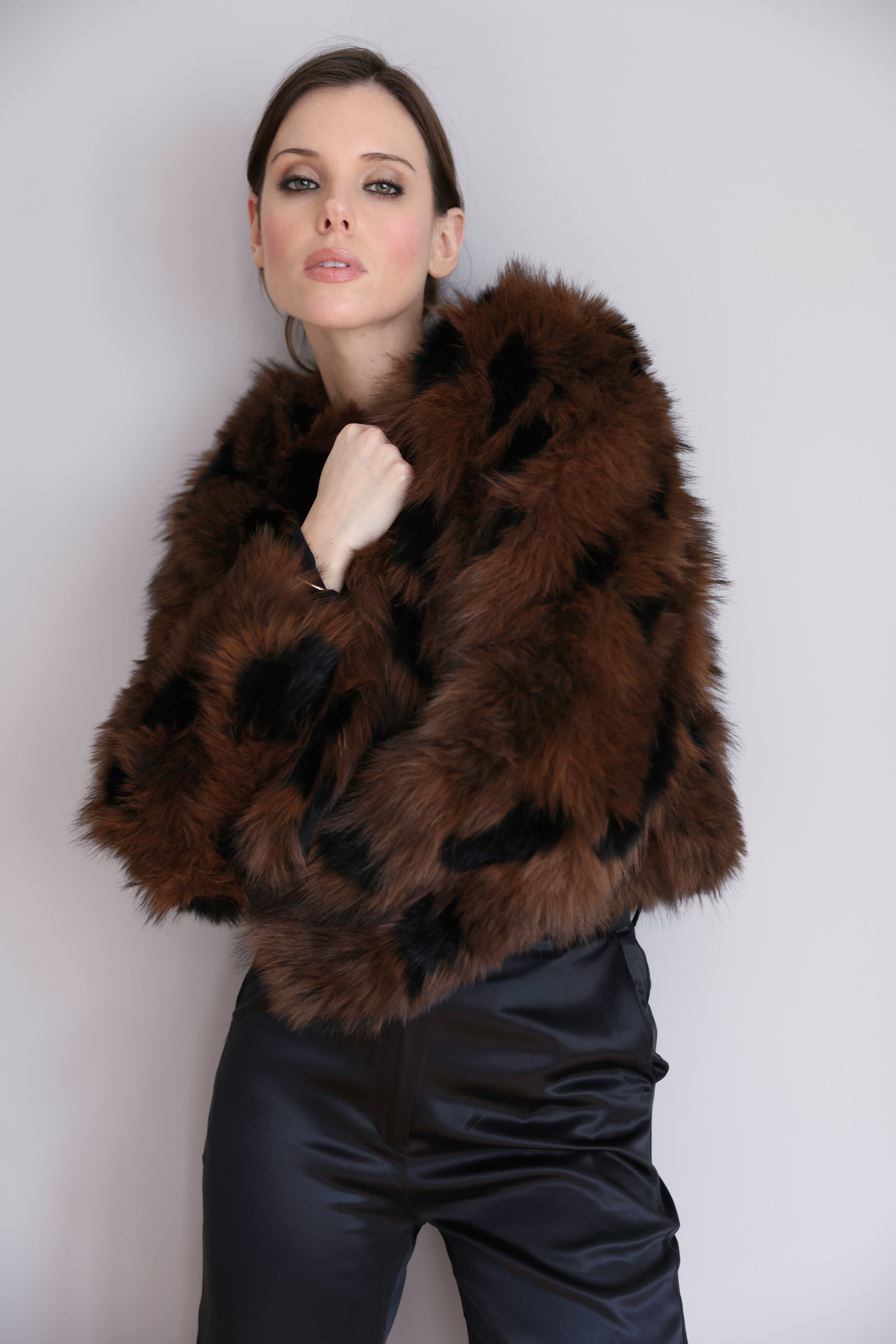 Veste Nina en fourrure brun et noir – Jeu de contrastes, silhouette structurée & élégance affirmée