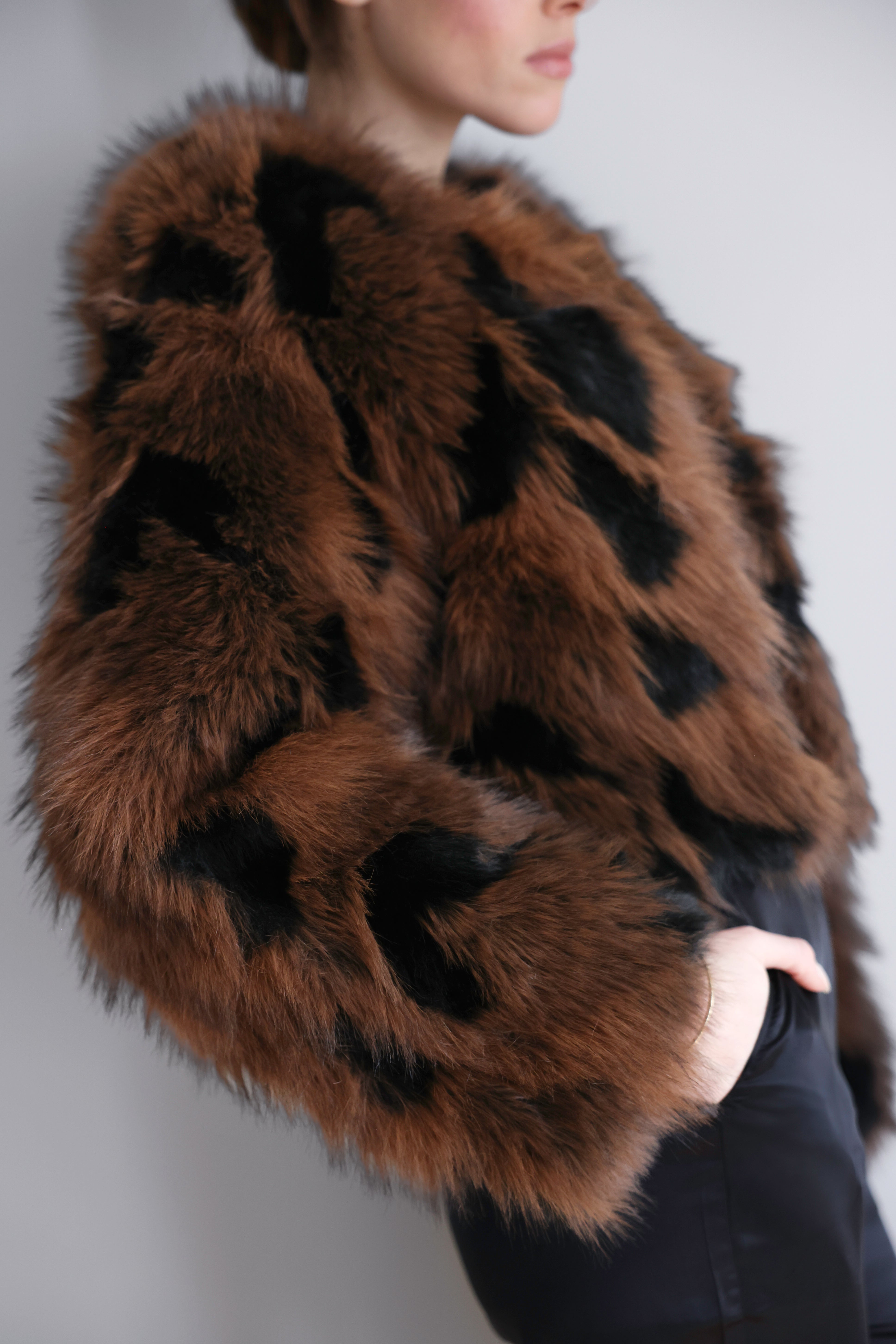 Veste Nina en fourrure brun et noir – Jeu de contrastes, silhouette structurée & élégance affirmée