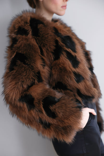 Veste Nina en fourrure brun et noir – Jeu de contrastes, silhouette structurée & élégance affirmée