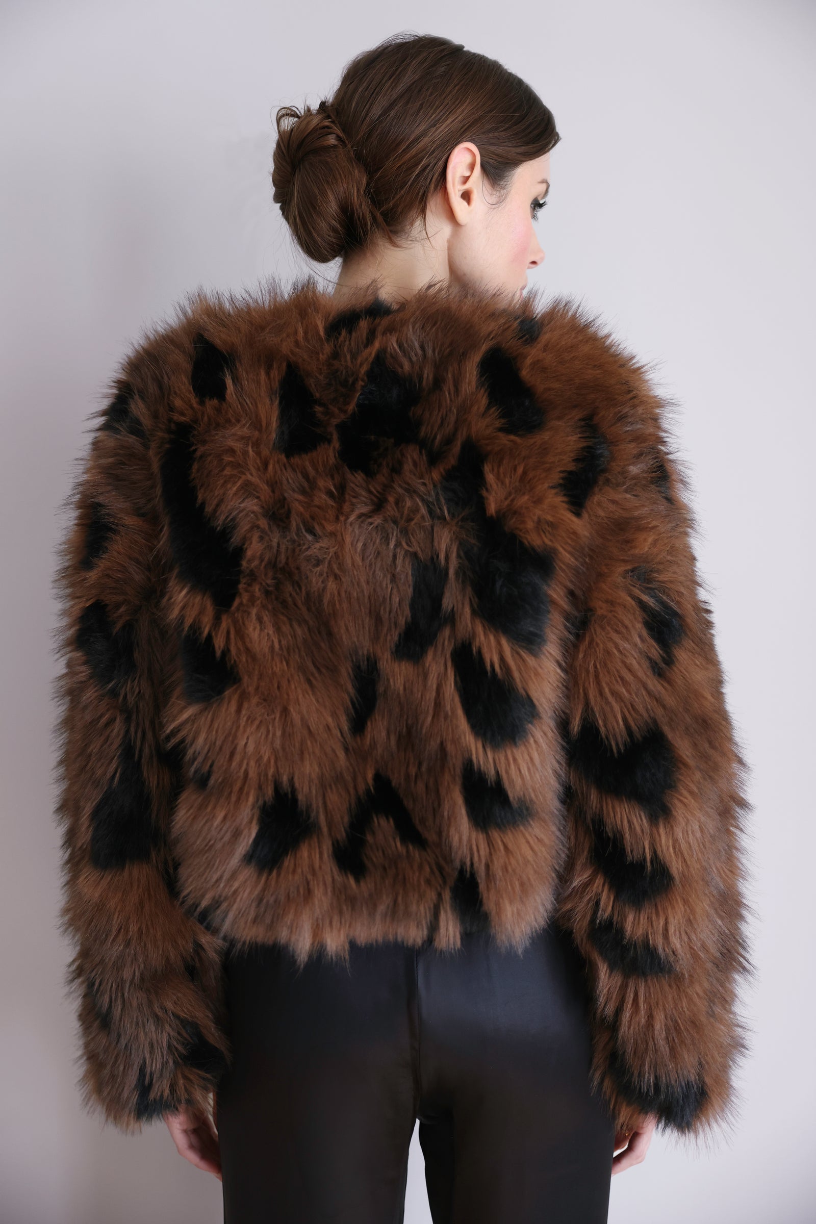 Veste Nina en fourrure brun et noir – Jeu de contrastes, silhouette structurée & élégance affirmée