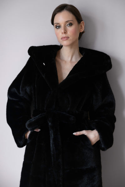 Manteau Irina en fourrure noire – Silhouette structurée, capuche généreuse & allure sophistiquée
