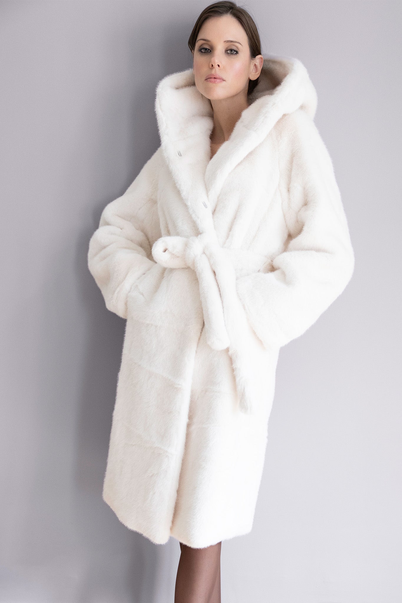Manteau Adriana en fourrure ivoire – Longueur élégante, taille ceinturée & capuche enveloppante