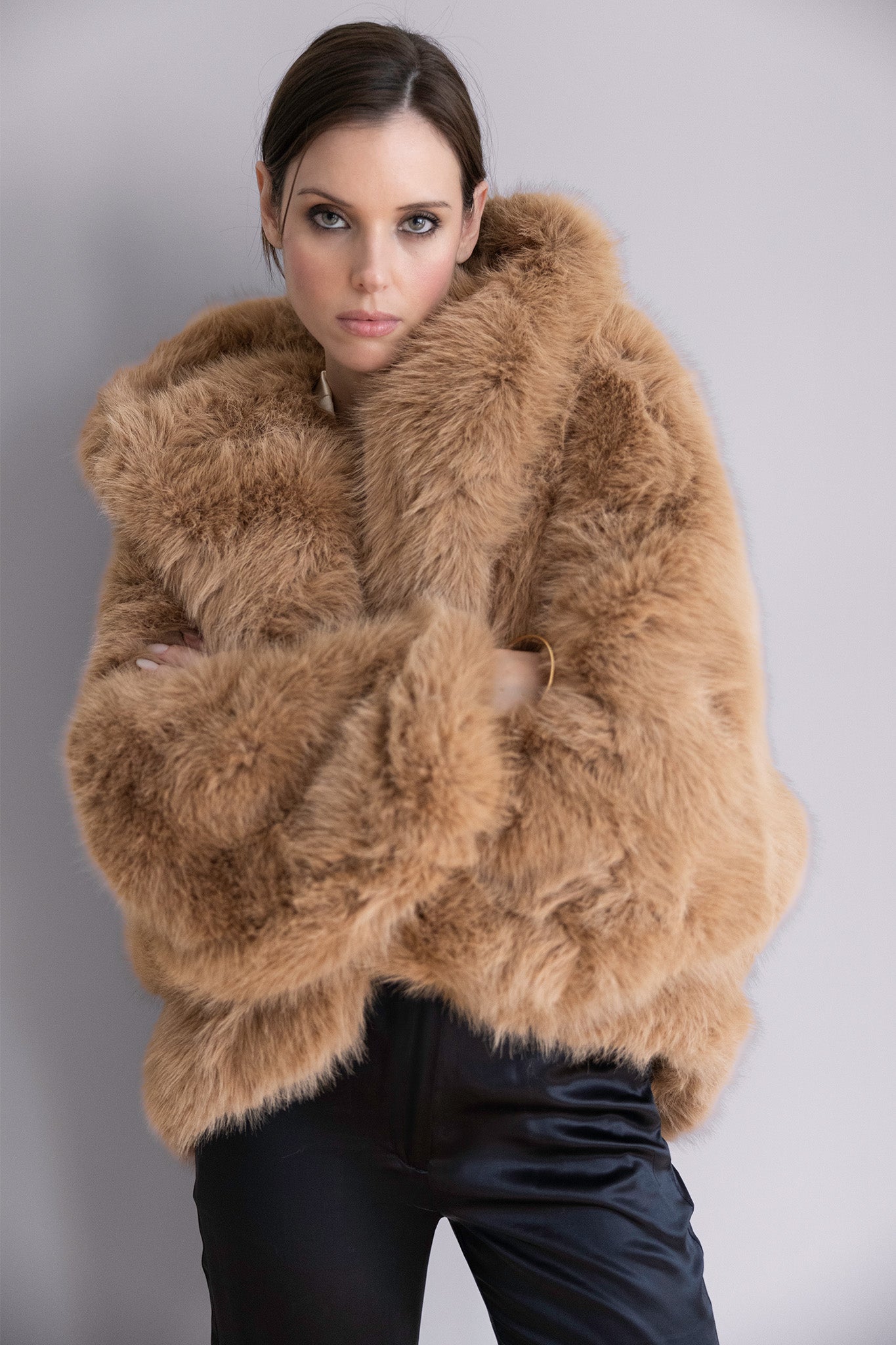 Veste Livia en fourrure camel – Silhouette oversize, capuche généreuse & élégance hivernale
