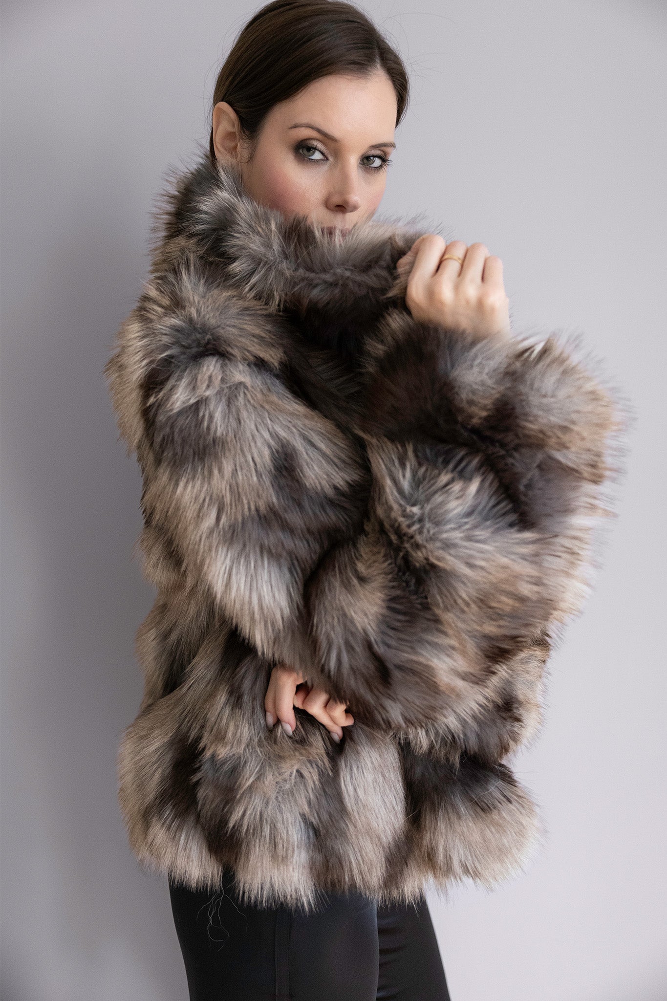 Veste Inès en fourrure brun – Silhouette structurée, jeu de nuances & élégance audacieuse