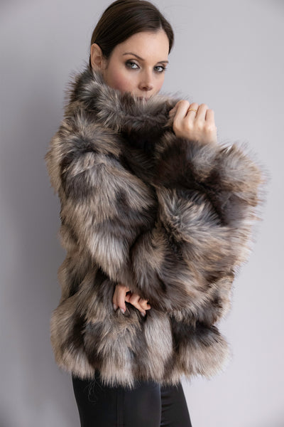 Veste Inès en fourrure brun – Silhouette structurée, jeu de nuances & élégance audacieuse