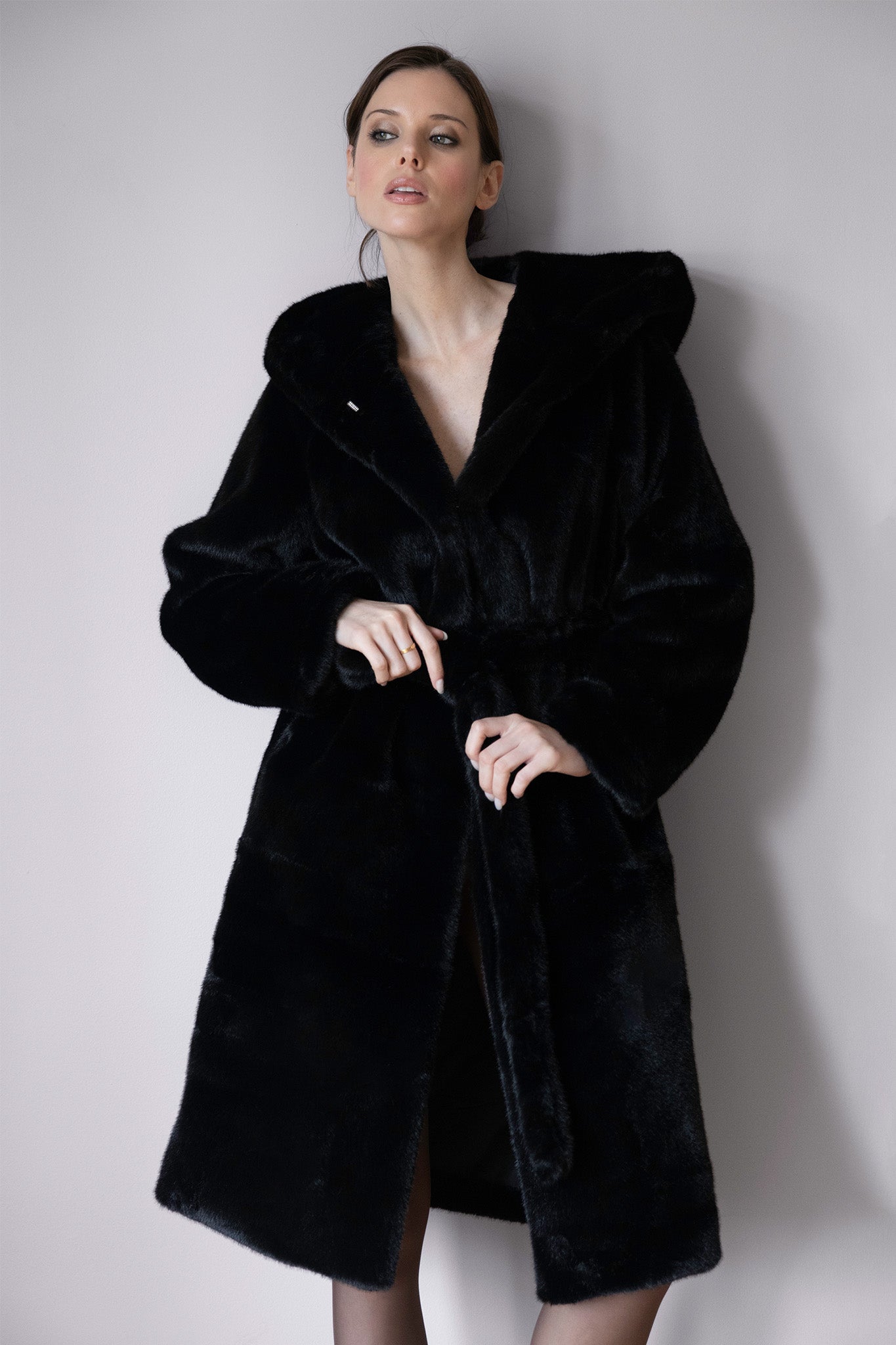 Manteau Irina en fourrure noire – Silhouette structurée, capuche généreuse & allure sophistiquée