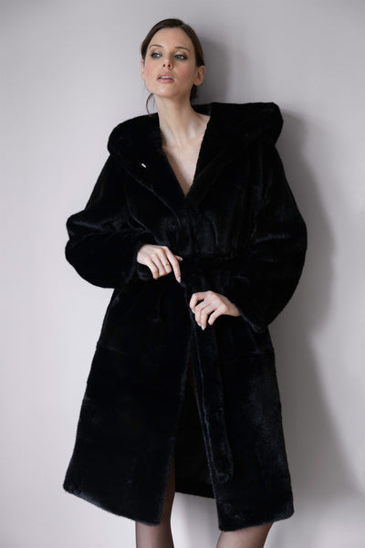 Manteau Irina en fourrure noire – Silhouette structurée, capuche généreuse & allure sophistiquée