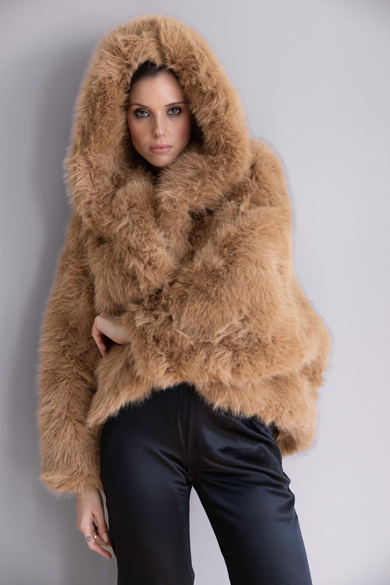 Veste Livia en fourrure camel – Silhouette oversize, capuche généreuse & élégance hivernale