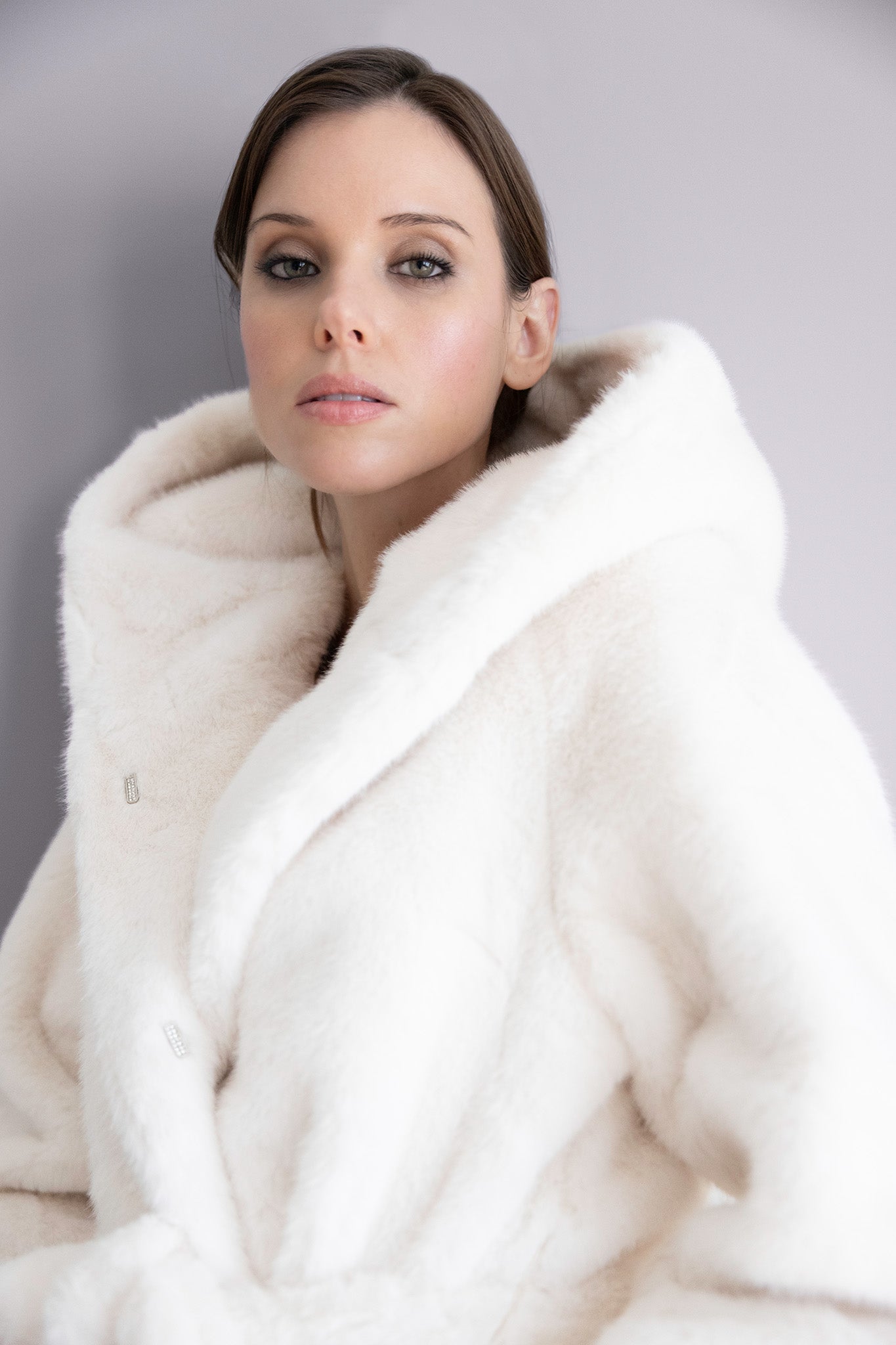 Cappotto Adriana in pelliccia avorio – Lunghezza elegante, vita cinturata & cappuccio avvolgente



