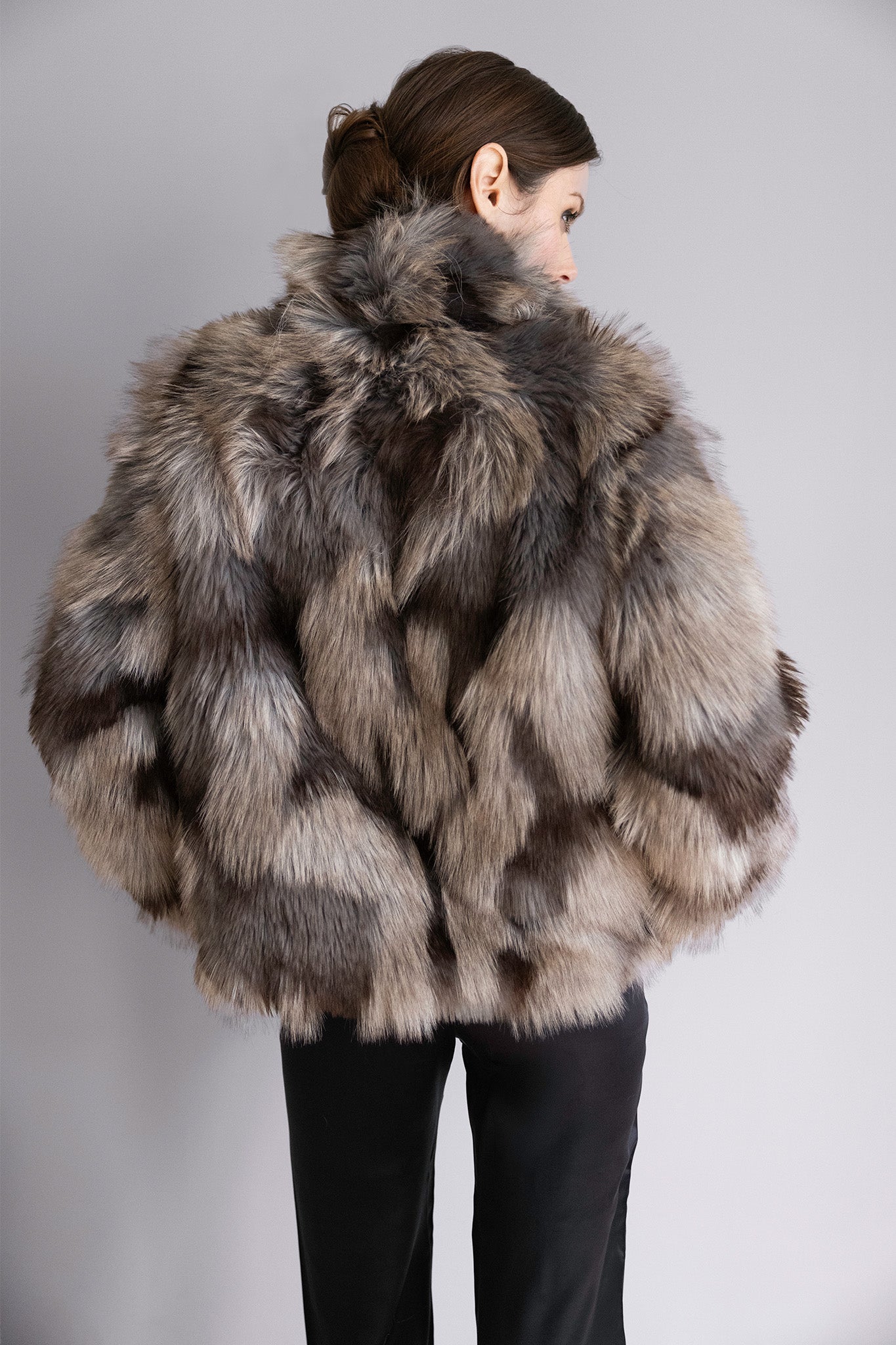 Veste Inès en fourrure brun – Silhouette structurée, jeu de nuances & élégance audacieuse