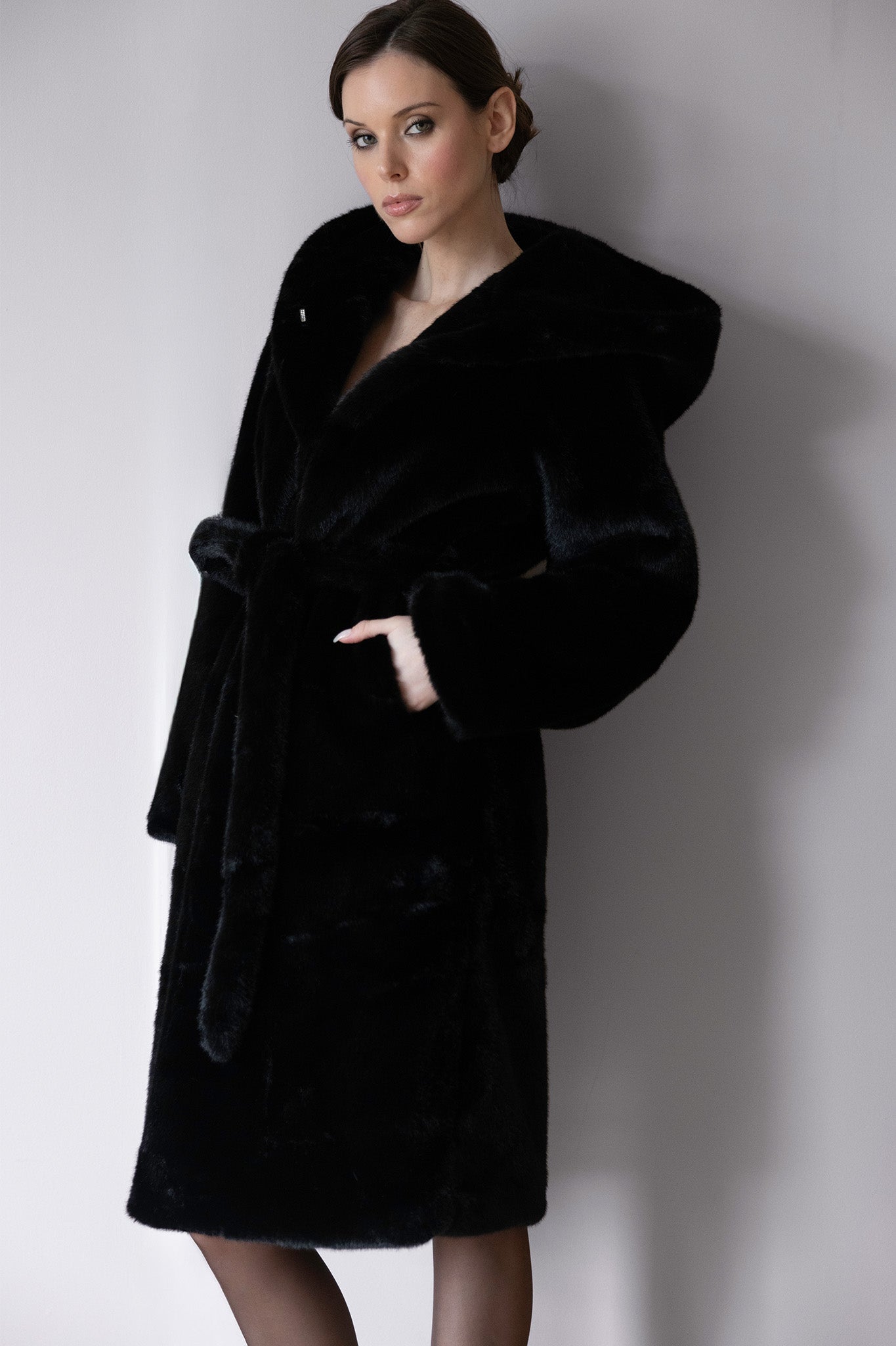 Manteau Irina en fourrure noire – Silhouette structurée, capuche généreuse & allure sophistiquée