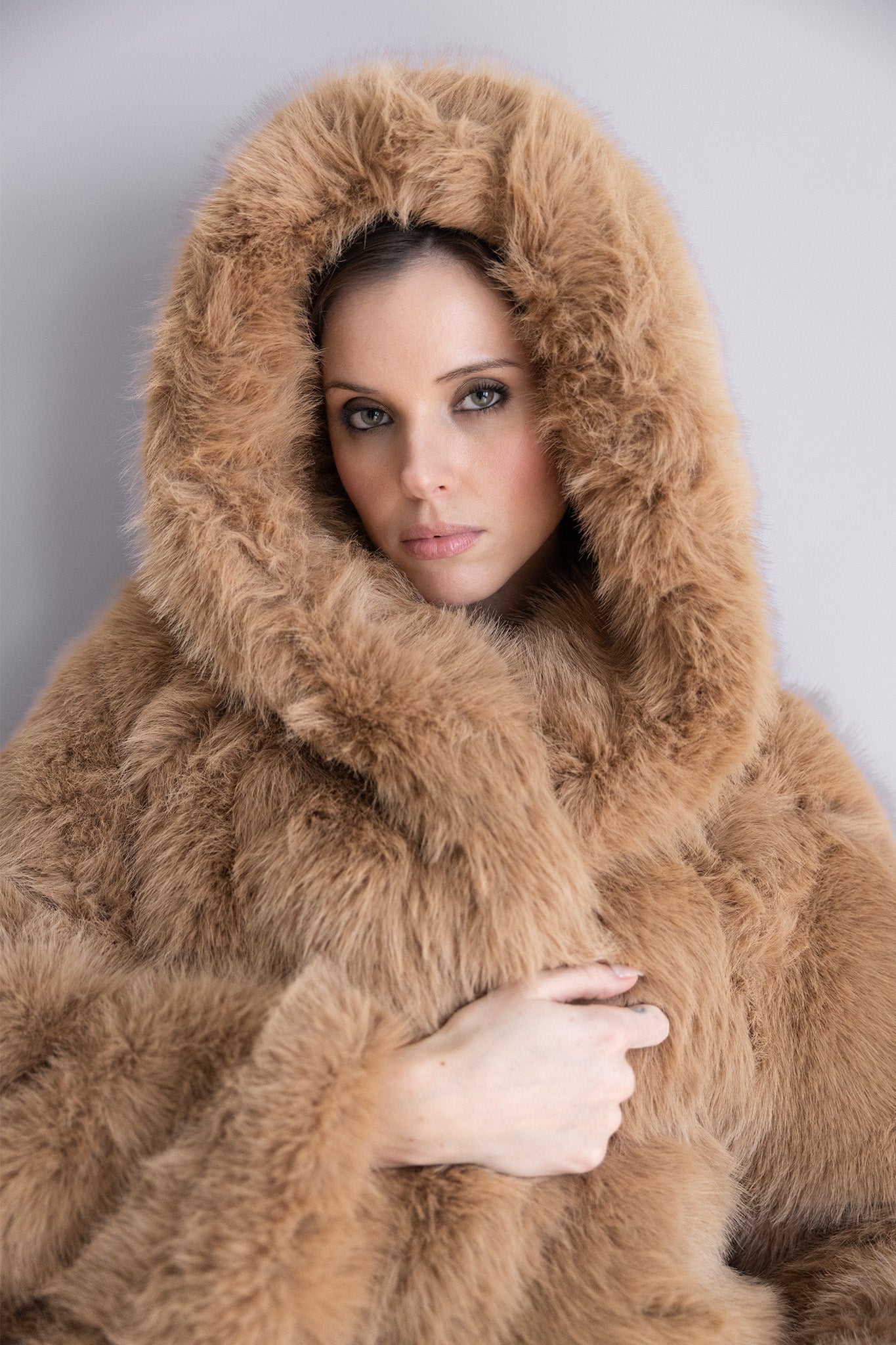 Veste Livia en fourrure camel – Silhouette oversize, capuche généreuse & élégance hivernale