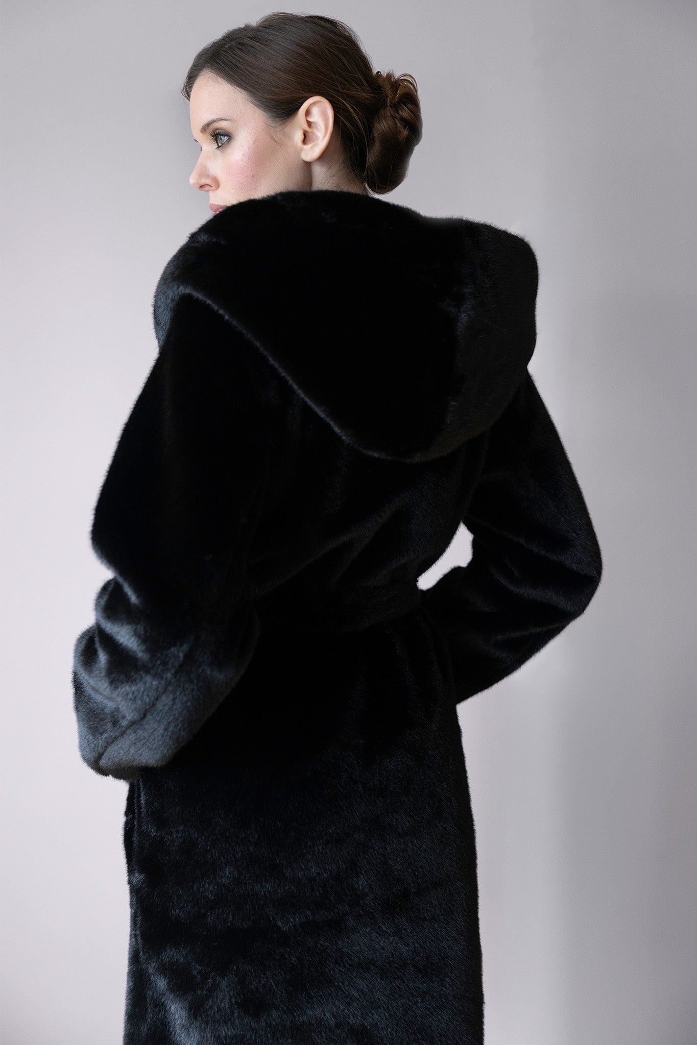 Manteau Irina en fourrure noire – Silhouette structurée, capuche généreuse & allure sophistiquée