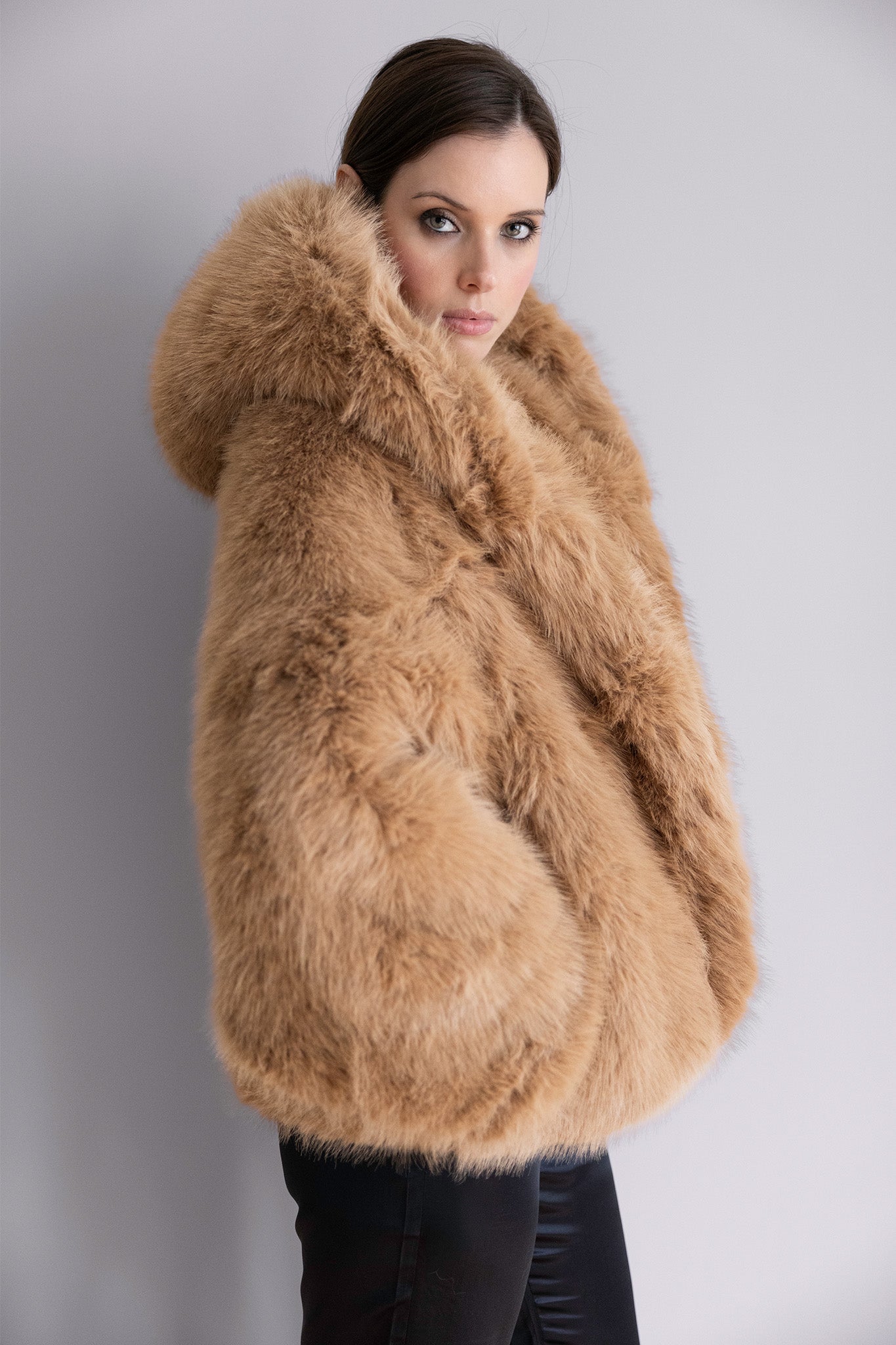 Veste Livia en fourrure camel – Silhouette oversize, capuche généreuse & élégance hivernale