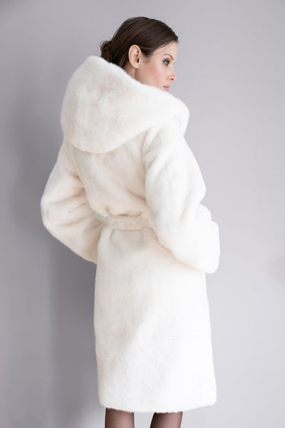 Cappotto Adriana in pelliccia avorio – Lunghezza elegante, vita cinturata & cappuccio avvolgente



