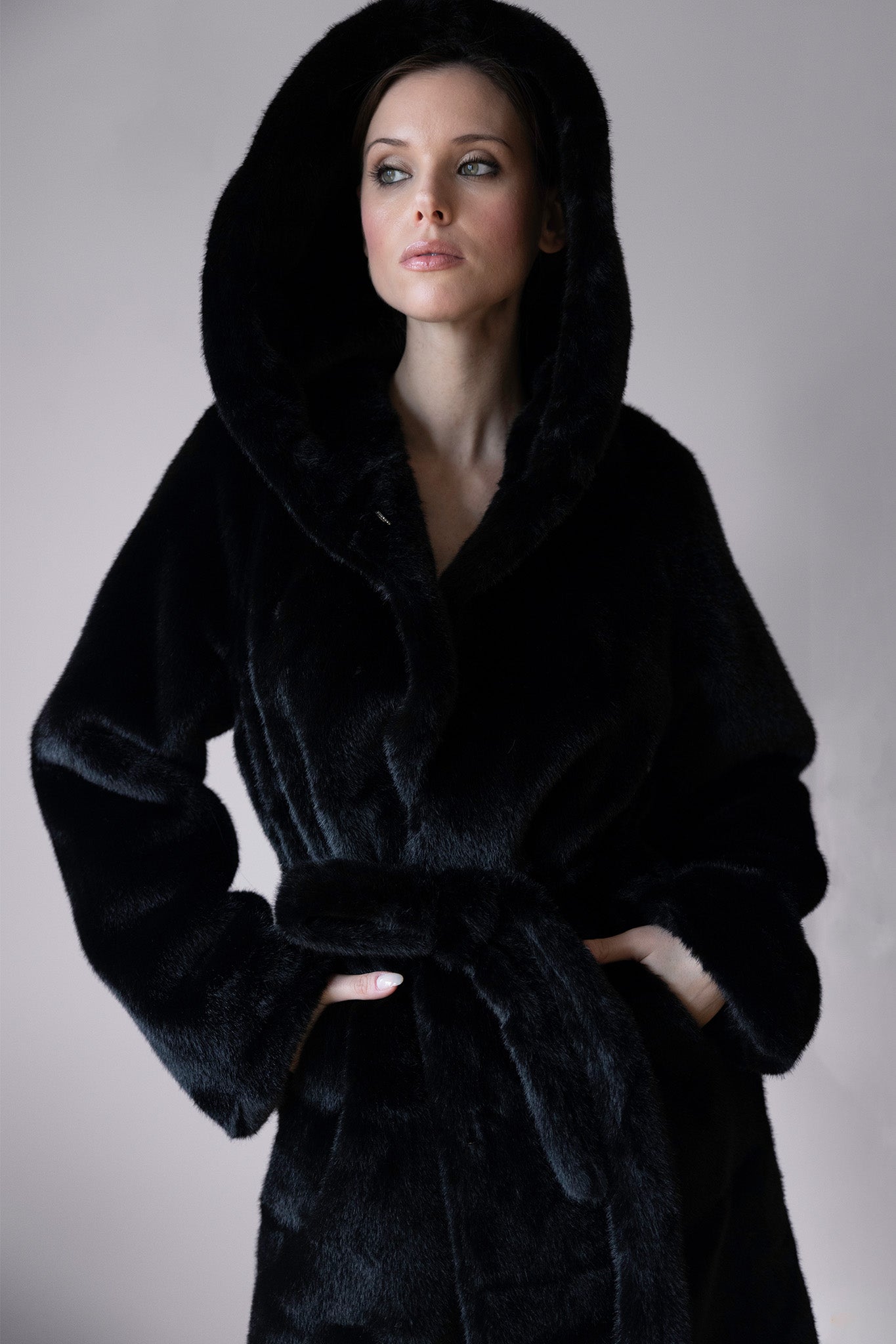 Manteau Irina en fourrure noire – Silhouette structurée, capuche généreuse & allure sophistiquée
