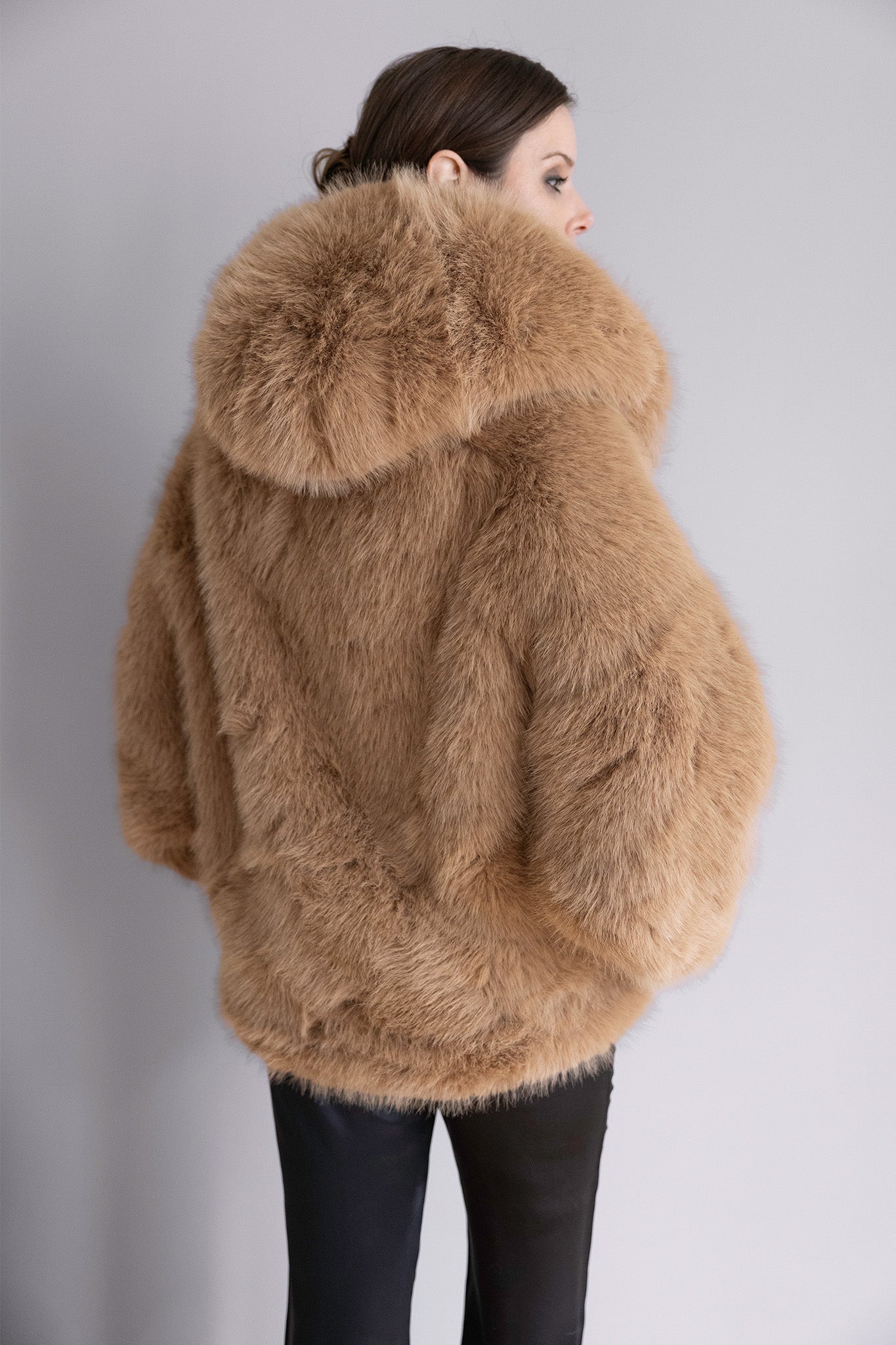 Veste Livia en fourrure camel – Silhouette oversize, capuche généreuse & élégance hivernale