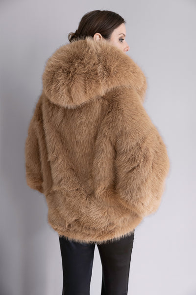 Veste Livia en fourrure camel – Silhouette oversize, capuche généreuse & élégance hivernale